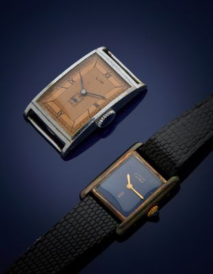 une image d'un couple de montres assises l'une à côté de l'autre