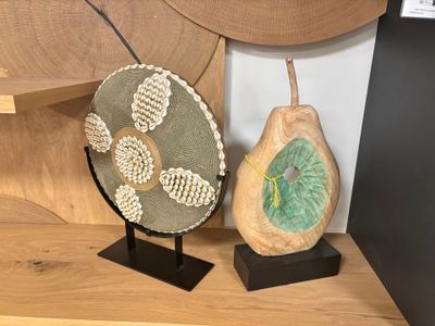 Deux éléments décoratifs perles, cauris et bois, un vase en … - Photo 1