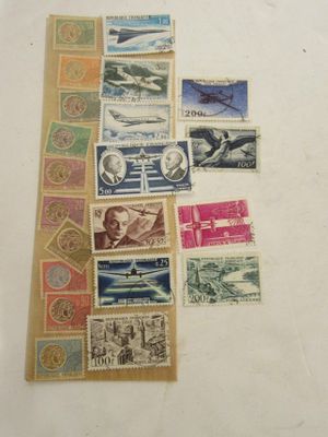 plusieurs types de timbres posés sur une table, sur fond blanc