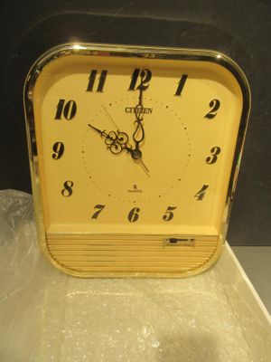 une horloge jaune posée sur une table