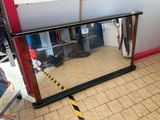 un grand miroir posé à même le sol dans une pièce