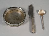 une assiette en argent, avec une cuillère et un couteau à côté