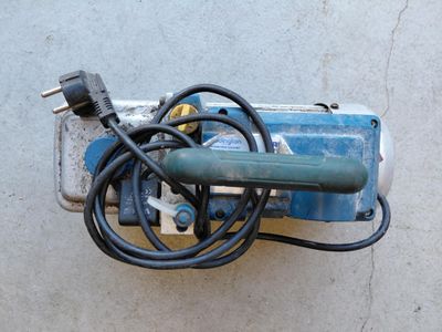 une machine bleue et blanche à laquelle est attaché un cordon