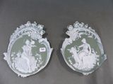 deux assiettes vertes et blanches sur lesquelles figurent une dame et un oiseau