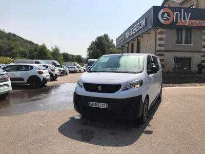 une camionnette blanche garée devant un bâtiment