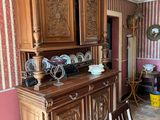 un vaisselier en bois au milieu de la salle à manger