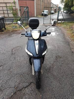 une moto garée sur le côté de la route