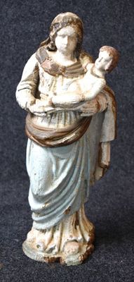 figurine d'une femme tenant un bébé dans ses bras