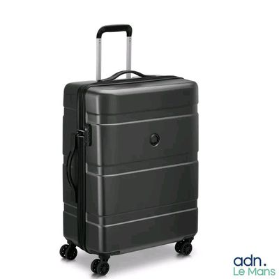 une image représentant une valise noire à roulettes sur fond blanc