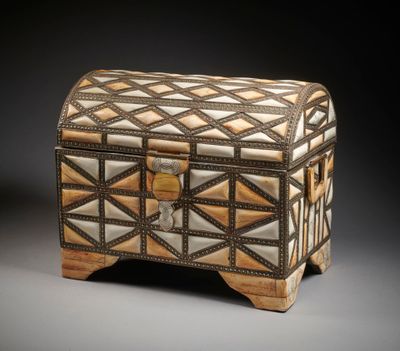 une petite boîte en bois ornée de motifs géométriques