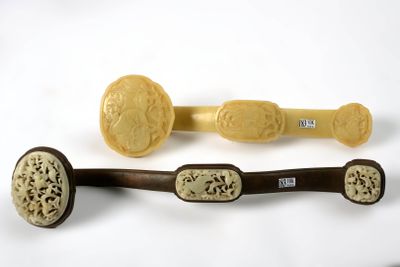 Deux ruyi, l'un en jade sculpté à décor de "Fruits", l'autre en bois s