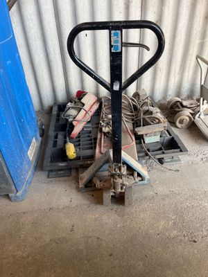 une photo d'un cariste dans un garage