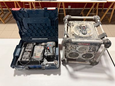 deux outils posés dans un coffret sur une table