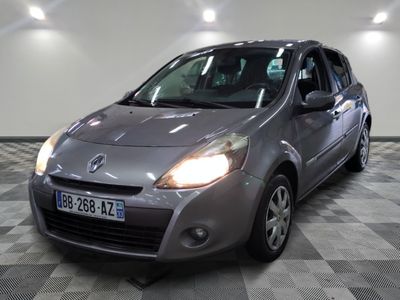 la photo d'une voiture garée dans un garage