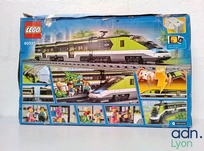 une boîte de trains Lego City exposée sur la table