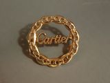 un gros plan d'une bague en or sur laquelle est gravé le mot « Carrie »