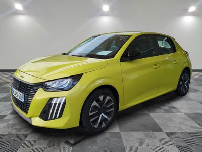 une voiture jaune garée dans un garage au sol en damier