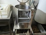 un appareil qui se trouve dans une cuisine, à côté d'un évier