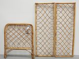paire de portes-paravents pliantes vintage en rotin tressé, avec des panneaux en verre