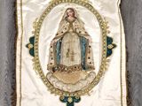 une bannière blanche sur laquelle figure une image de la Vierge de Guadalupe