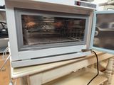 un four grille-pain posé sur une table dans une cuisine