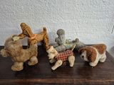 cinq peluches posées sur une table en bois