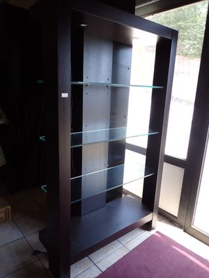 une vitrine en verre dans le coin d'une pièce