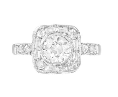 une bague en or blanc sertie d'un diamant central entouré de diamants ronds