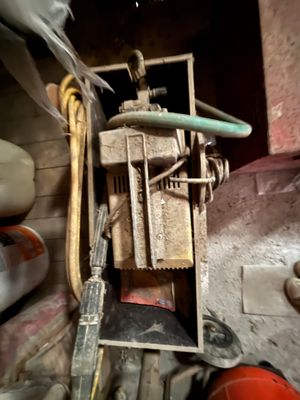une petite machine qui se trouve dans le coin d'une pièce