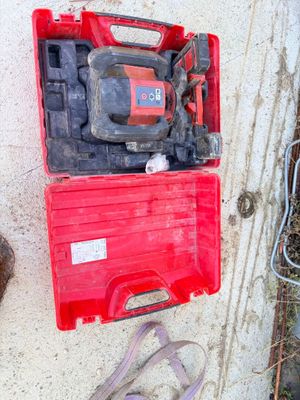 une boîte à outils rouge contenant un marteau et une paire de chaussures