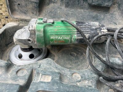 une machine verte et noire posée par terre