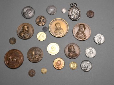 un lot de pièces de monnaie posées sur une table