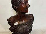 un gros plan sur la statue d'une femme sur fond blanc