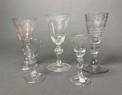 France 5 verres à fut et pied plat. Un verre avec maladie (g…
