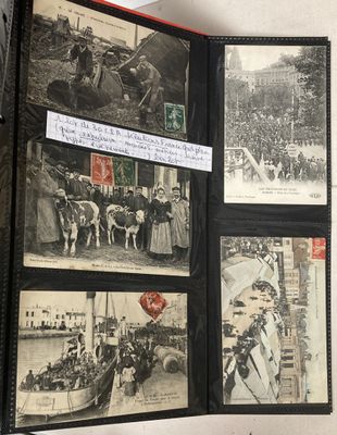 une vieille photo d'un livre contenant des photos de personnes