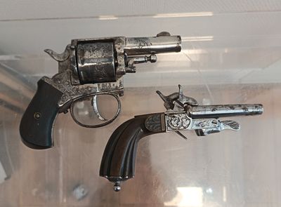 deux revolvers exposés dans une vitrine