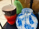 de nombreux vases différents exposés dans une vitrine