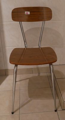 une chaise en bois qui se trouve dans une salle de bains