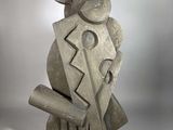 statue d'un homme portant un chapeau et un manteau sur la tête