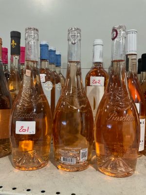 des bouteilles de vin sont alignées sur une étagère dans un magasin