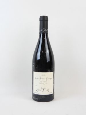 une bouteille de vin posée sur une table