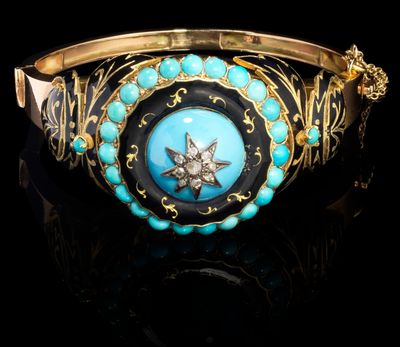 un gros plan d'un bracelet orné d'une étoile