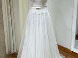 une robe de mariée posée sur un mannequin dans une pièce