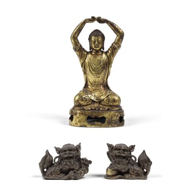 trois figurines en bronze représentant un Bouddha sur un rocher