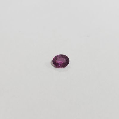 un saphir rose sur un fond blanc