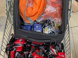 un caddie rempli d'articles posés par terre