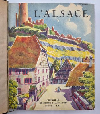 un vieux livre avec une image de château en arrière-plan