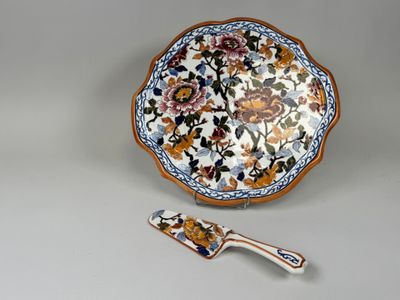 une assiette et un couteau posés sur une table