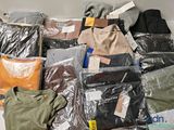 une pile de vêtements posée sur une étagère