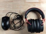 un casque et une souris posés sur une table